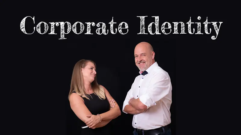 Sabrina und Johannes stehen nebeneinander mit verschränkten Armen und darüber steht: "Corporate Identity"