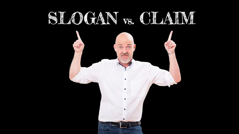 Johannes zeigt mit seinen Händen auf den Text: "Slogan vs. Claim"