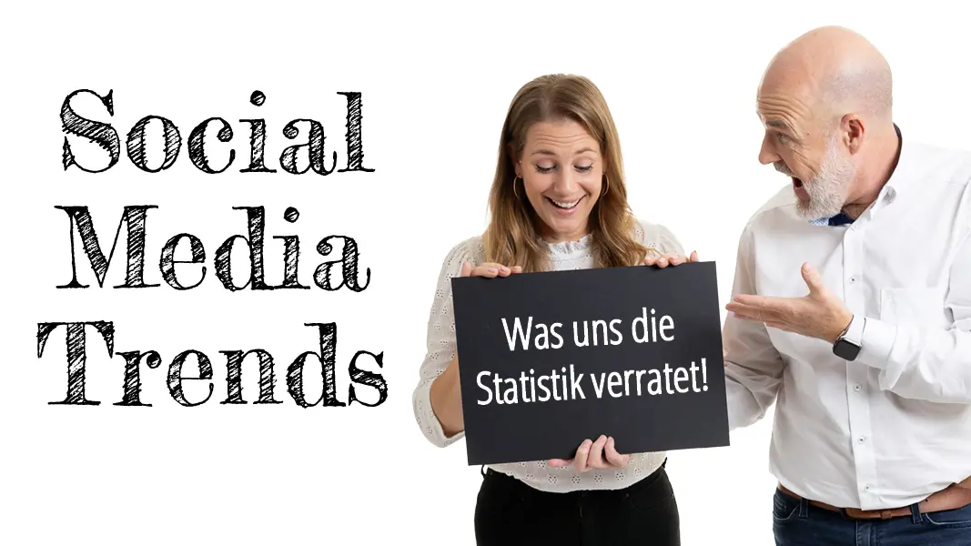Links steht der Text: "Social Media Trends", rechts stehen Sabrina und Johannes schauen auf ein Schild vor ihnen mit dem Text: "Was uns die Statistik verratet!"