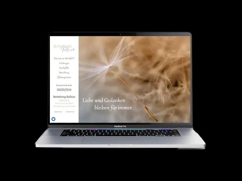 Ein Macbook Pro mit der Website der Bestattung Kallaus auf dem Bildschirm - Werbung Bestatter
