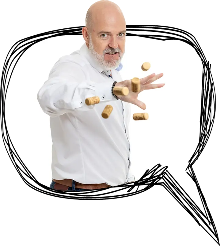 Johannes wirft mit Weinkorken in Richtung Kamera - EINSigartige Webdesigner und Grafiker